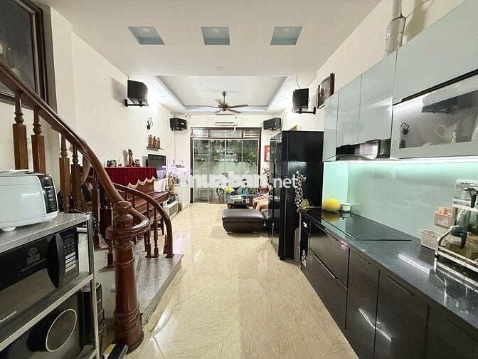 Bán nhà Chùa Láng trung tâm, lô góc 2 thoáng,mt 4m, ngõ thông, 8.1 tỷ