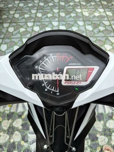 Winner V1 trắng 2016