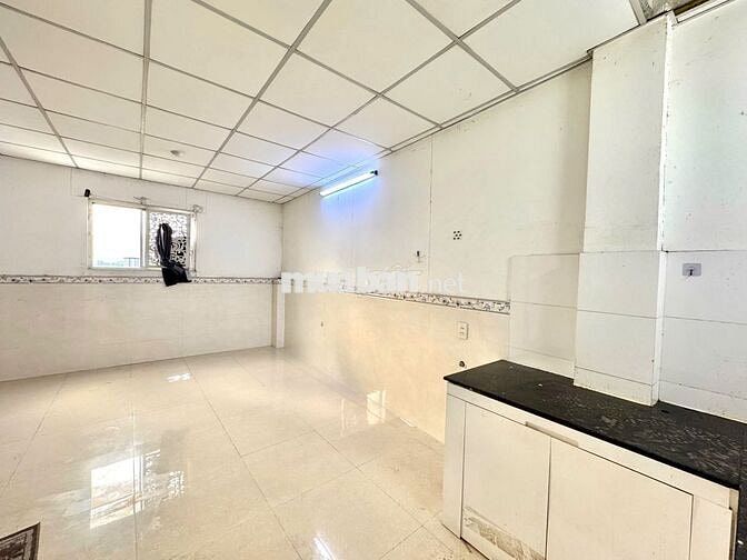 Phòng cho thuê bancol cửa sổ trời giá rẻ gần chợ Thạch Đà có thang máy