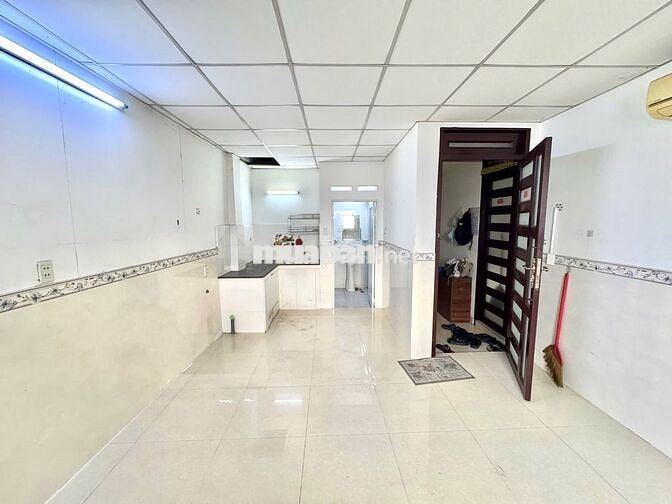 Phòng cho thuê bancol cửa sổ trời giá rẻ gần chợ Thạch Đà có thang máy