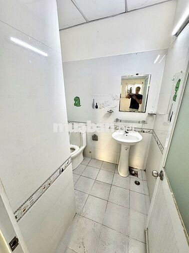 Phòng cho thuê bancol cửa sổ trời giá rẻ gần chợ Thạch Đà có thang máy