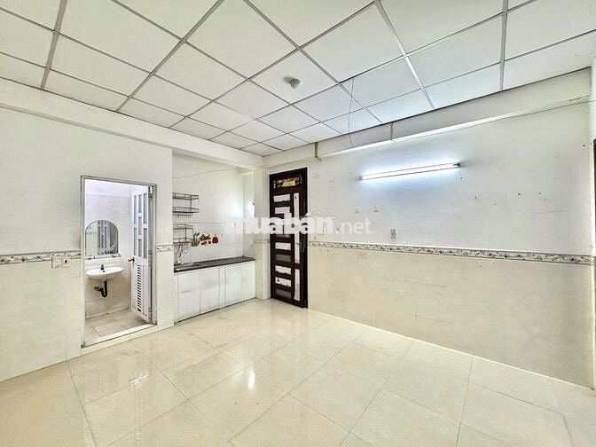 Phòng cho thuê bancol cửa sổ trời giá rẻ gần chợ Thạch Đà có thang máy