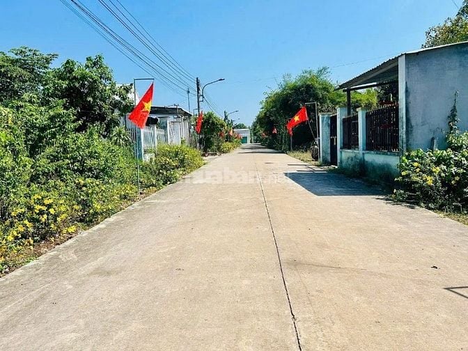 Cô Trâm bán lô đất về quê gần trường THPT Tân Hiệp giá 690tr /420m2 