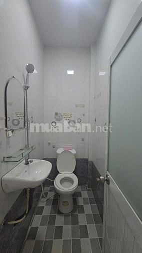 Bán gấp nhà 1trệt, 2 lầu, Hẻm 28 Lương Văn Can, P15, Q8. N3,2m x D12m
