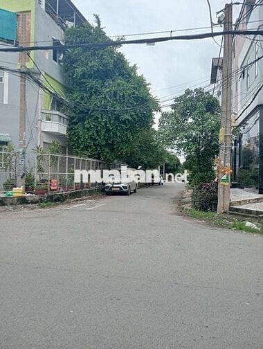 Nhà 3 tầng gốc 2 mặt tiền đường số 5 kdc bình hưng DT 6m x 11m 3 lầu