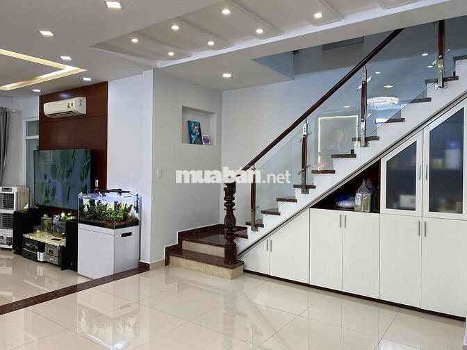 Nhà xẹt hẻm 220m2 - 3 phòng ngủ, Đường Nguyền Bỉnh Khiêm, Quận 1