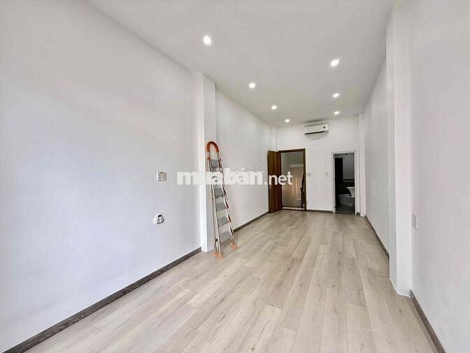 Cho Thuê Nhà Nguyên Căn 1Trệt + 2Lầu + 1ST 2PN 3WC Ngay Đoàn Văn Bơ Q4