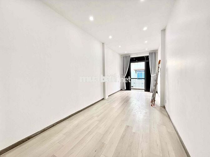 Cho Thuê Nhà Nguyên Căn 1Trệt + 2Lầu + 1ST 2PN 3WC Ngay Đoàn Văn Bơ Q4