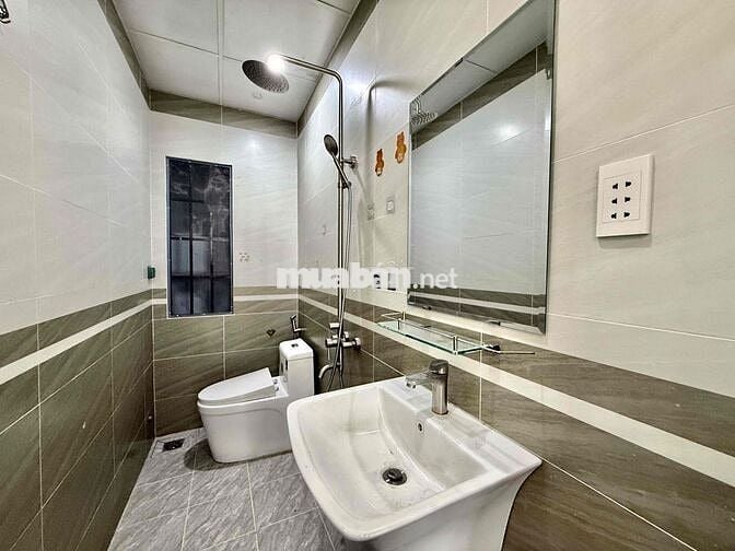 Cho Thuê Nhà Nguyên Căn 1Trệt + 2Lầu + 1ST 2PN 3WC Ngay Đoàn Văn Bơ Q4