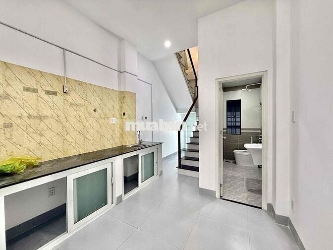 Cho Thuê Nhà Nguyên Căn 1Trệt + 2Lầu + 1ST 2PN 3WC Ngay Đoàn Văn Bơ Q4