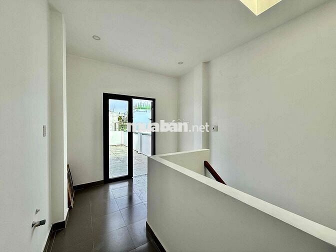 Cho Thuê Nhà Nguyên Căn 1Trệt + 2Lầu + 1ST 2PN 3WC Ngay Đoàn Văn Bơ Q4