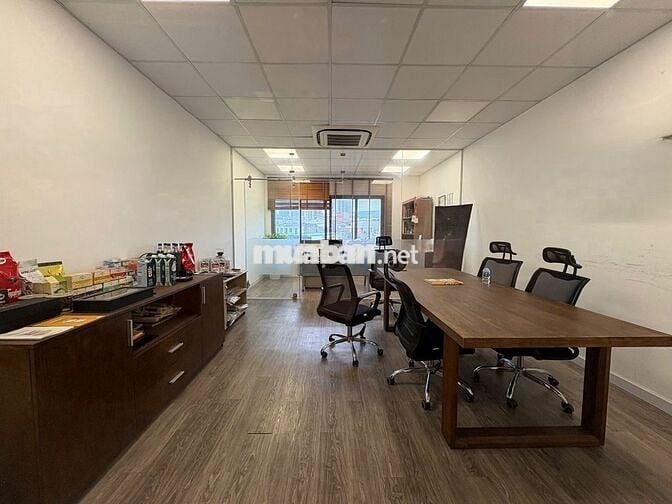 🔥Gần vòng xoay CMT8, nhà trệt 2 lầu sàn suốt – khu sầm uất