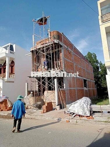 nha 1 trệt 1 lầu 1pk 3pn bếp 3wc phòng thờ. Nha đang xây dựng mới 100%