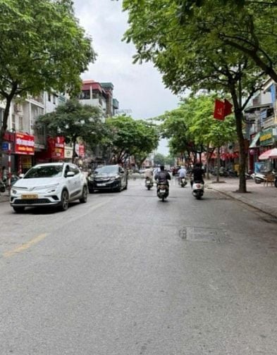 Bán đất tặng nhà mặt phố Ngọc Lâm, vị trí đắc địa 