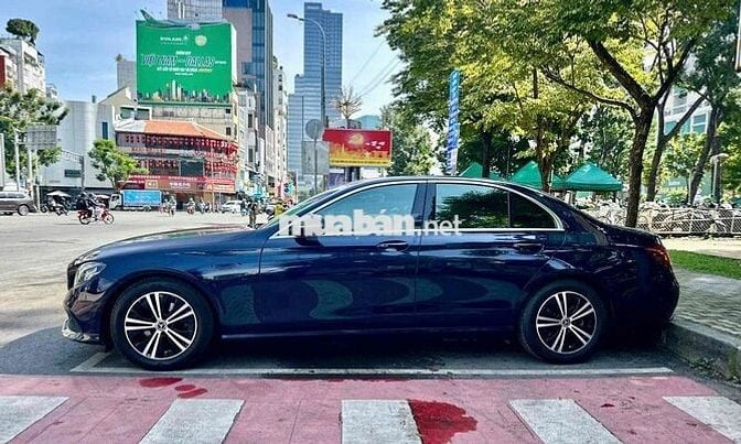 Mercedes E180 sx 2020 màu xanh nội thất nâu lăn bá