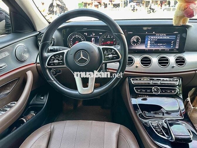 Mercedes E180 sx 2020 màu xanh nội thất nâu lăn bá