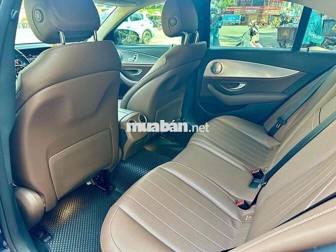 Mercedes E180 sx 2020 màu xanh nội thất nâu lăn bá