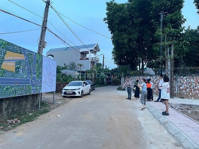 Cần bán mảnh đất tại ngã tư Lục Quân Hoà Lạc