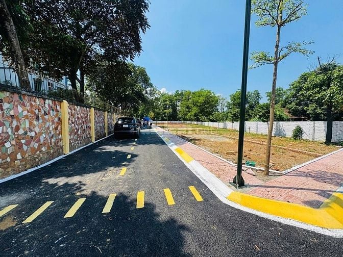 Cần bán mảnh đất tại ngã tư Lục Quân Hoà Lạc