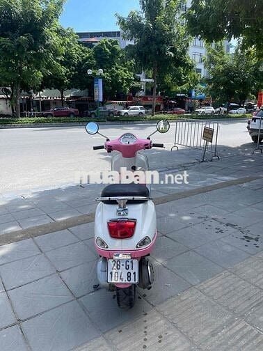 Piaggio Vespa Hồng Trắng