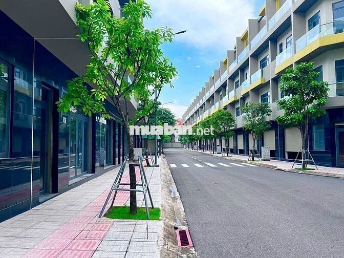 Bán nhà phố Bcons Univalley, sổ sẵn, 216m2, 7,6 tỷ, trong khu Compound