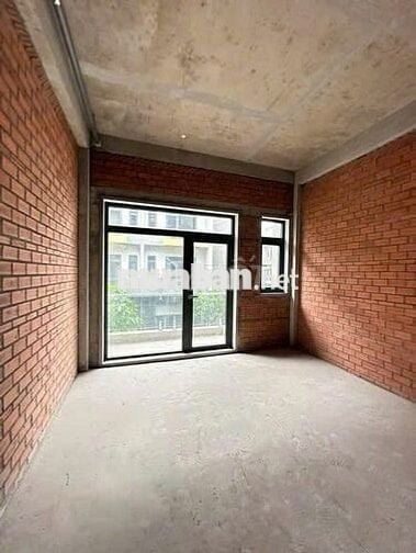 Bán nhà phố Bcons Univalley, sổ sẵn, 216m2, 7,6 tỷ, trong khu Compound