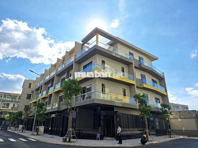 Bán nhà phố Bcons Univalley, sổ sẵn, 216m2, 7,6 tỷ, trong khu Compound