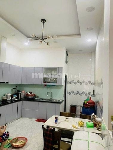 Chỉ hơn 3 tỷ. Nhà 62m2 CMT8 xây 5 tầng, gần vòng xoay Dân Chủ. Hẻm 6m