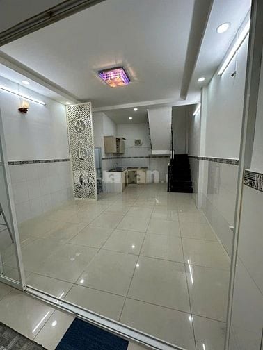 Nhà hẻm Cách Mạng Tháng 8, Quận 3. DT: 4m x 9m. Trệt Lầu 2PN, 2WC