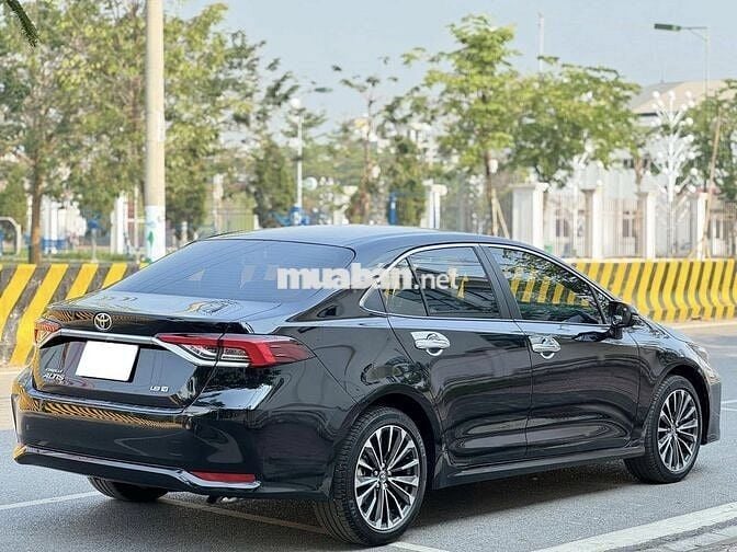 Toyota Corolla Altis 2024 1.8V 17,000 km siêu cọp.