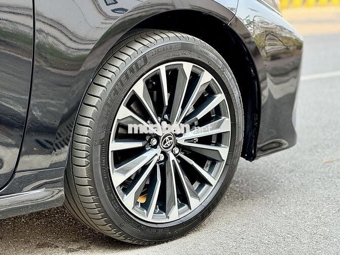 Toyota Corolla Altis 2024 1.8V 17,000 km siêu cọp.