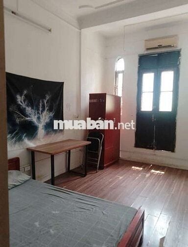 Nhà mặt ngõ 135 , xe tải đỗ cửa , trước của là sân chơi to