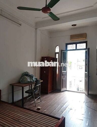 Nhà mặt ngõ 135 , xe tải đỗ cửa , trước của là sân chơi to