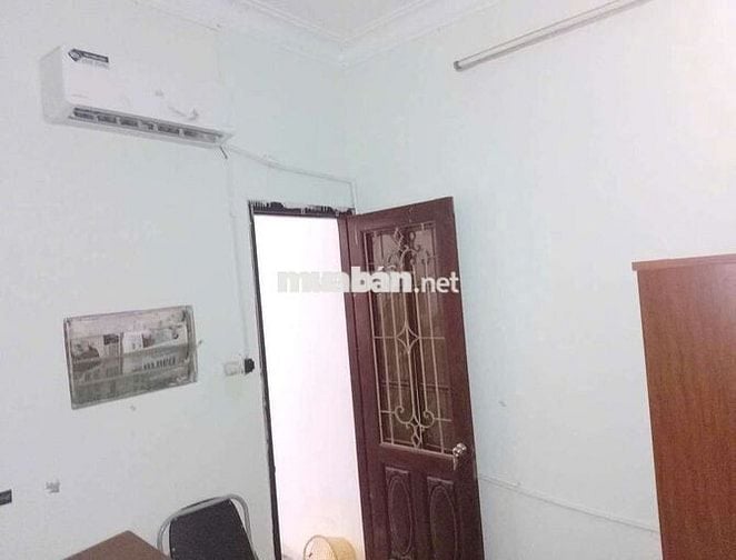 Nhà mặt ngõ 135 , xe tải đỗ cửa , trước của là sân chơi to