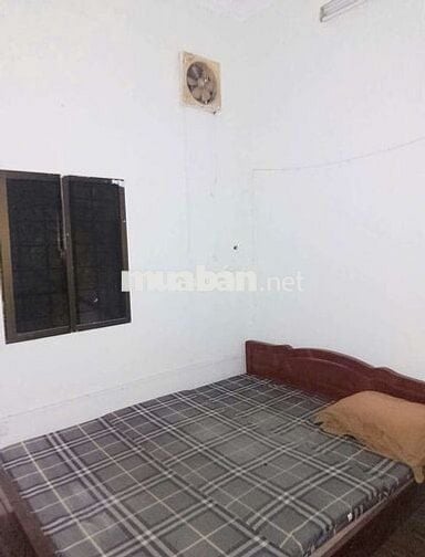 Nhà mặt ngõ 135 , xe tải đỗ cửa , trước của là sân chơi to