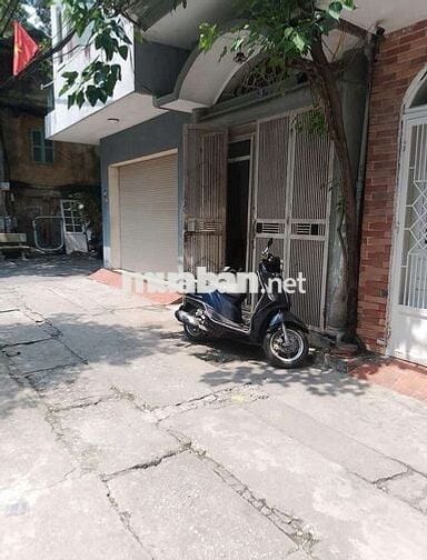 Nhà mặt ngõ 135 , xe tải đỗ cửa , trước của là sân chơi to