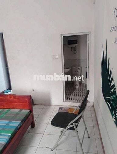 Nhà mặt ngõ 135 , xe tải đỗ cửa , trước của là sân chơi to