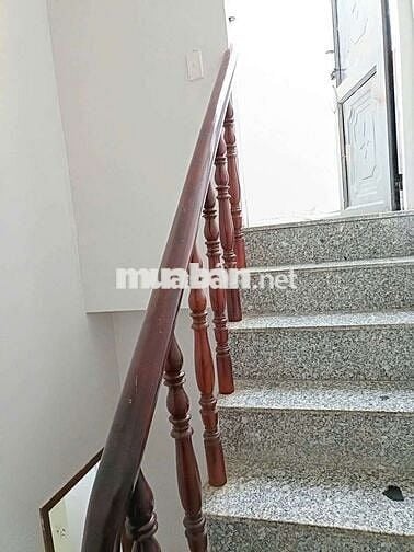 Nhà thuê 2 lầu 1 sân thượng trước trước cổng 3 mét