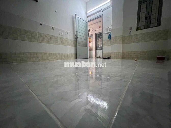 phòng trống mới sơn ,giờ tự do có bv 24/24 ,an ninh ,gần chợ Bình thới