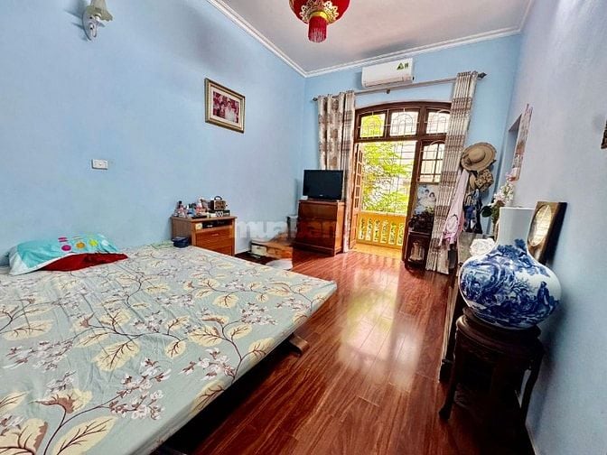 Cần bán gấp nhà 81M², 3 tầng, mặt tiền 5.6m, giá 19 tỷ phố Võng Thị