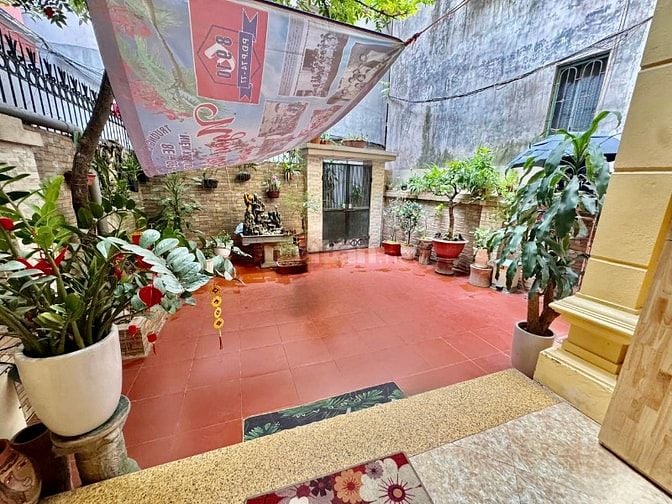 Cần bán gấp nhà 81M², 3 tầng, mặt tiền 5.6m, giá 19 tỷ phố Võng Thị