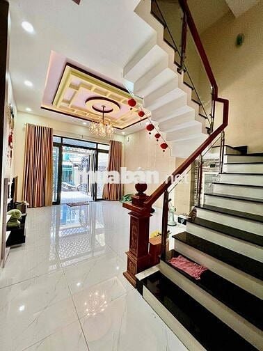 Nhà Mới Sạch Sẻ DT 180m2 1Trệt 2Lầu 3Pn 2Wc Sân Thượng Hẻm Xe Tải