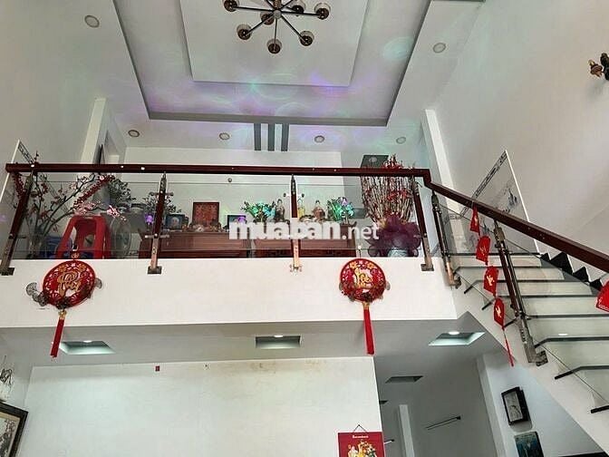 Nhà phố trệt lầu. Tại Lê Văn Lương. Sổ hồng riêng. Mua bán cc ngay.