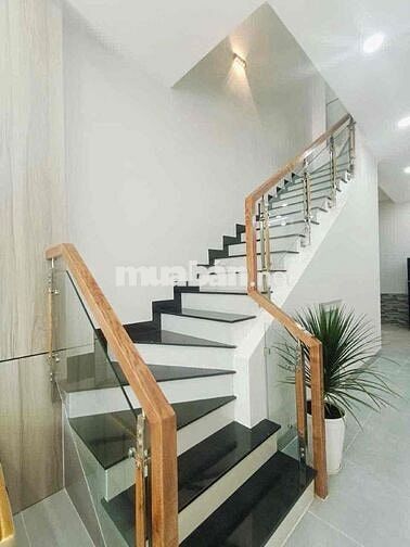 Nhà 1 trệt 2 lầu Sân thượng . Thiết kế đẹp hiện đại . Sổ HC đầy đủ..