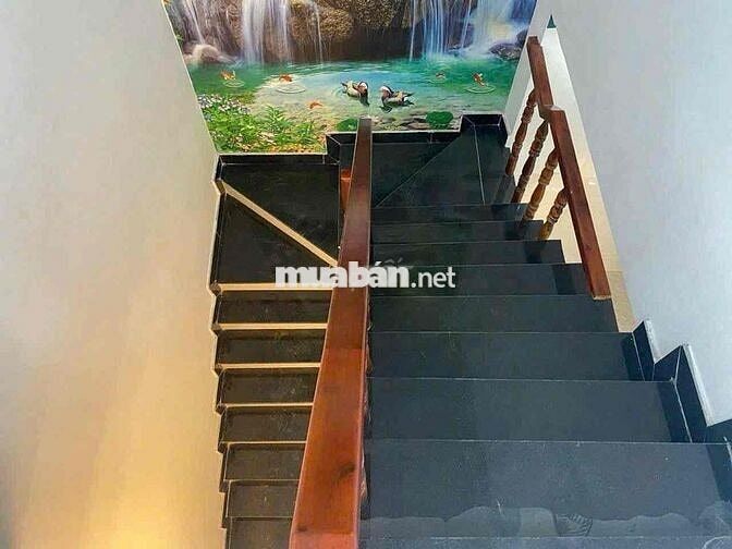 Xả lỗ mạnh căn nhà lầu thị trấn Đức Hoà