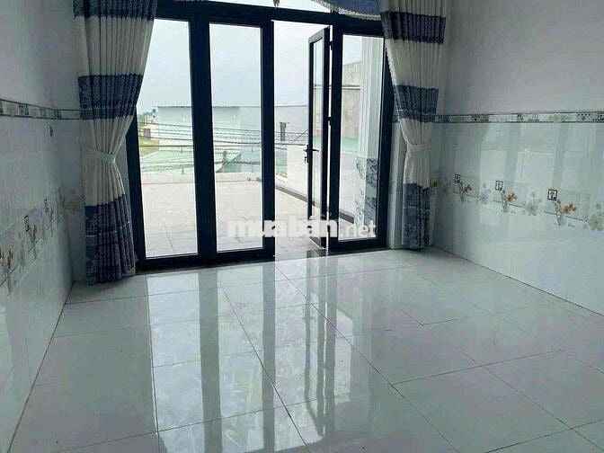 Xả lỗ mạnh căn nhà lầu thị trấn Đức Hoà