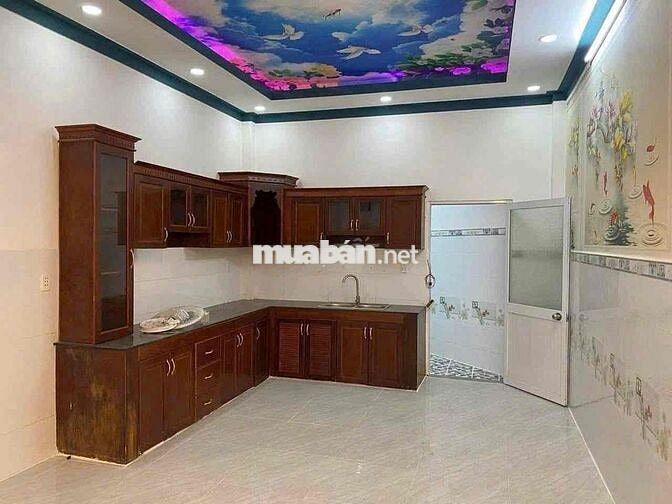 Xả lỗ mạnh căn nhà lầu thị trấn Đức Hoà