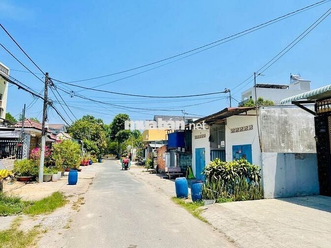 Chị Hằng Sài Gòn bán gấp lô đất MT đường giá ngộp 400tr Tổng 180m2 TC