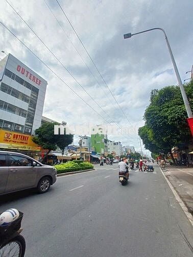 Cho thuê nhà mặt tiền đường Lạc long quân 8x16m 1L thông suốt