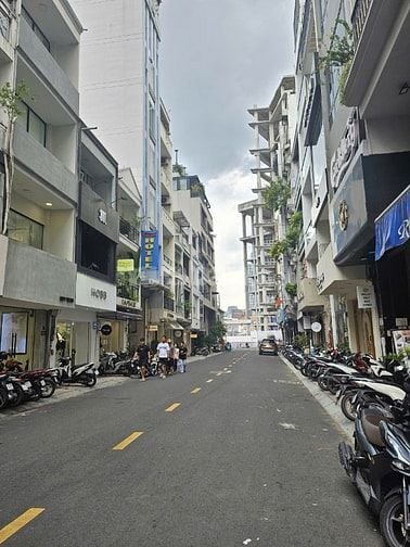 CHO THUÊ NHÀ MẶT TIỀN 4 TẦNG GẦN METRO BẾN THÀNH